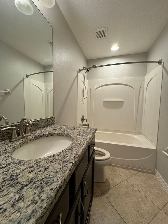 Foto del edificio - $500 Off Seconds Month’s Rent! Townhome in...