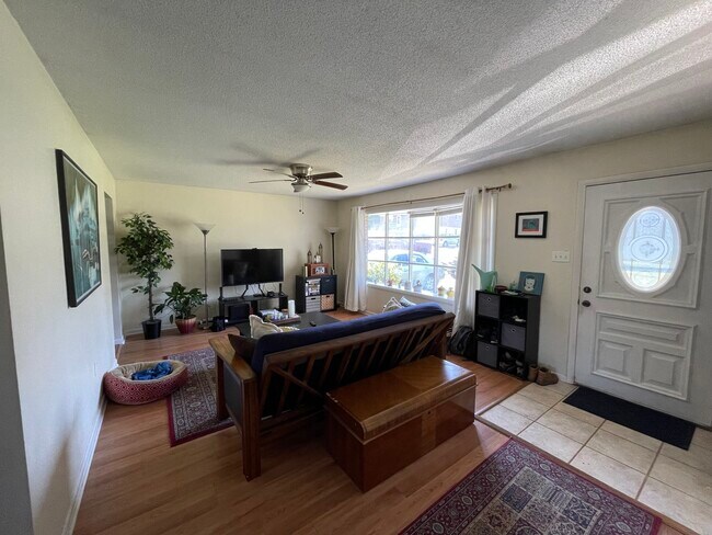 Living room - 39 Lisburn Ave