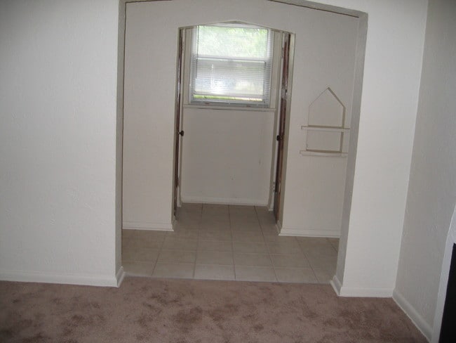 ceramic entry 2/closets - 865 McClain Rd