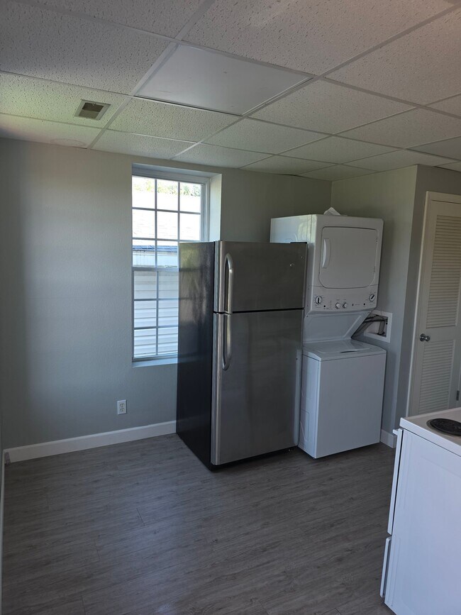 Building Photo - 624 School St