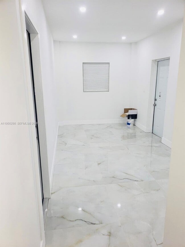 Foto del edificio - 270 NE 162nd St