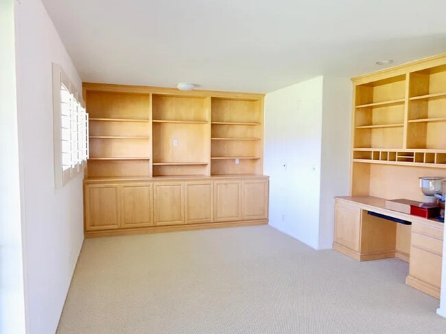 Building Photo - 5796 Encina Rd