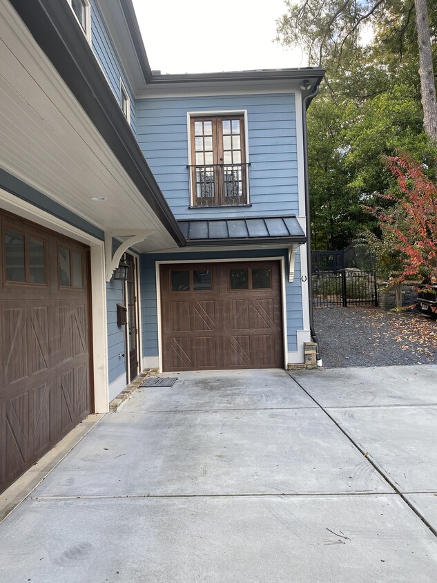 Building Photo - 2972 Lookout Pl NE
