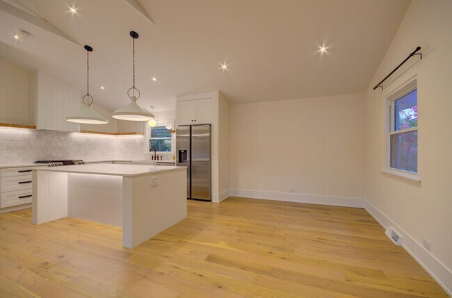 Building Photo - 3 bd 2 ba updated home near downtown Naper...