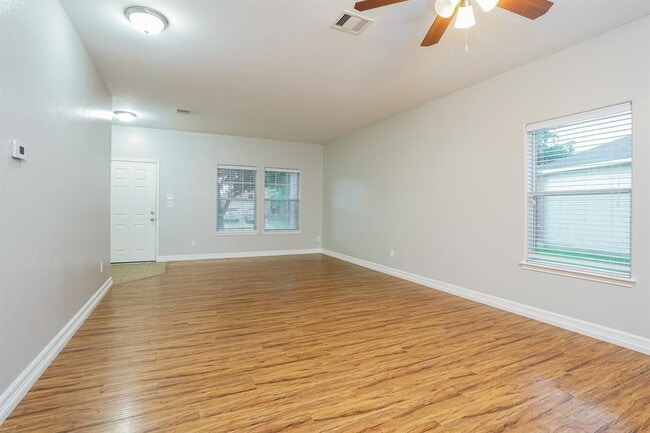 Building Photo - 518 New Hope Ln