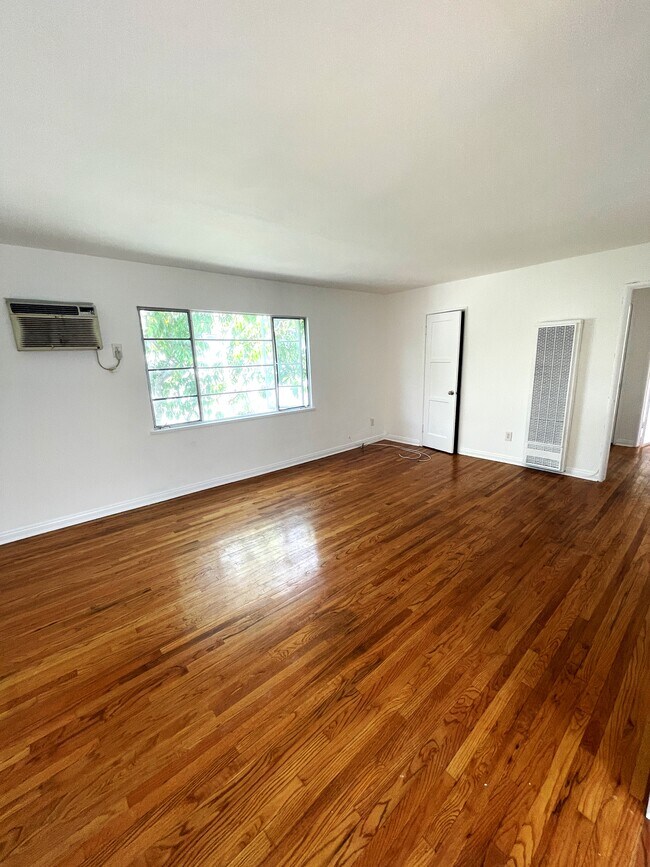 Foto del edificio - 11610 Chandler Blvd