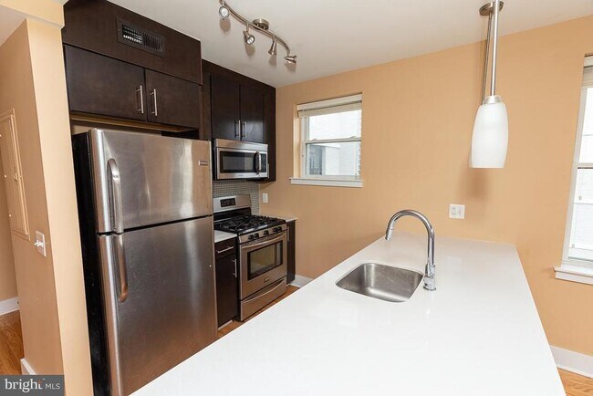 Foto del edificio - 811 Otis Pl NW