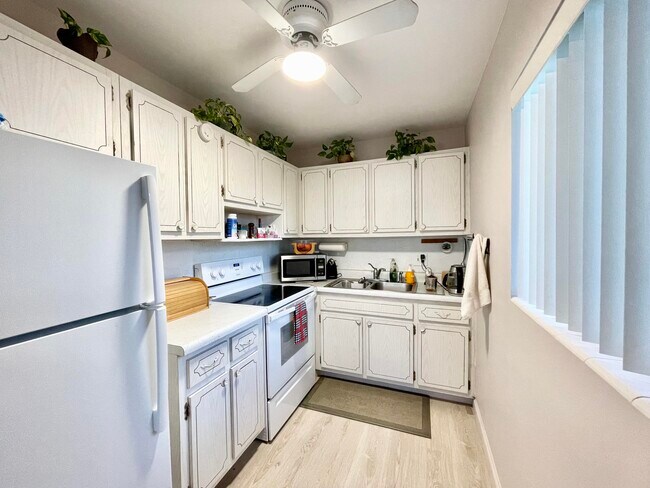 Building Photo - 3080 Lake Osborne Dr