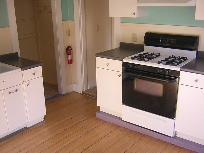 Kitchen - 207 Coyle St Apt 4