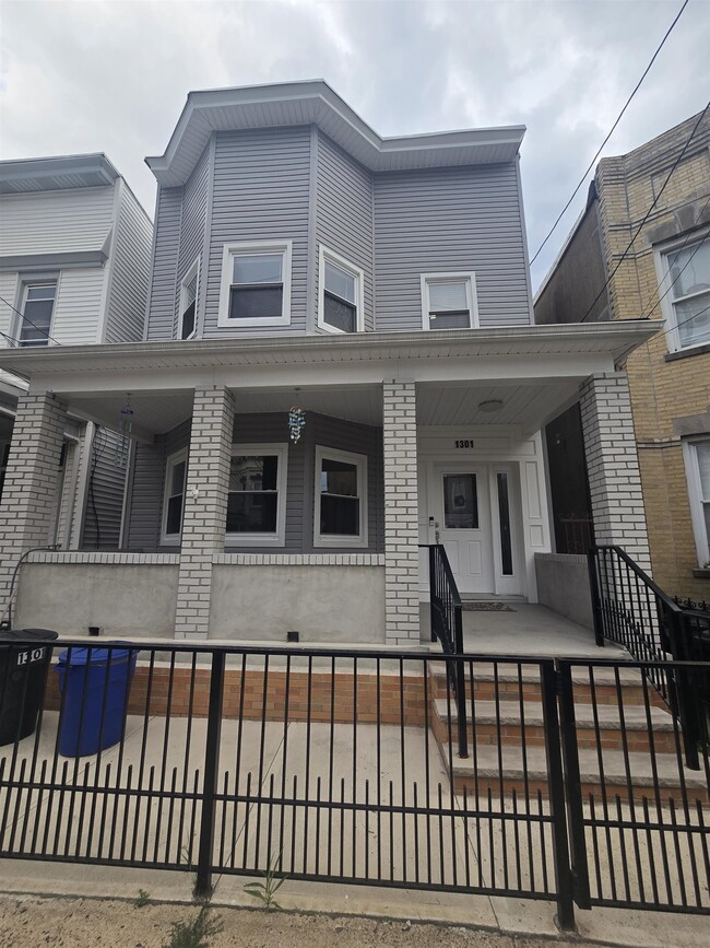 Building Photo - 1301 27th St