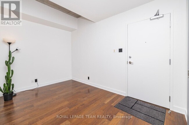 Building Photo - 360-360 McLeod St