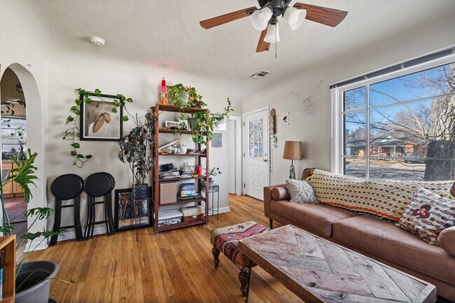 Foto del edificio - Excellent Main Floor Duplex Unit in Heart ...