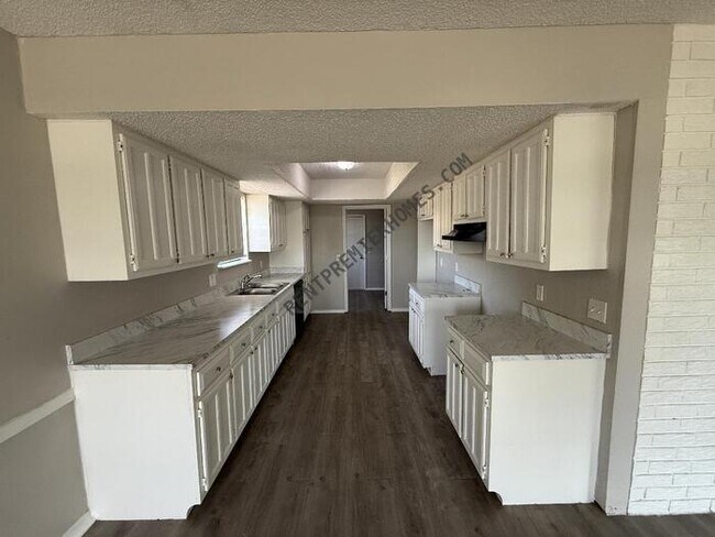 Building Photo - 300 S 24th St