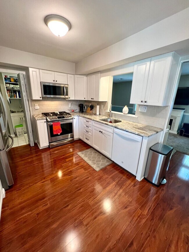 Foto del edificio - Beautiful 3-Bedroom Townhome on a Cul-De-Sac in Bensalem! Available January 2026!