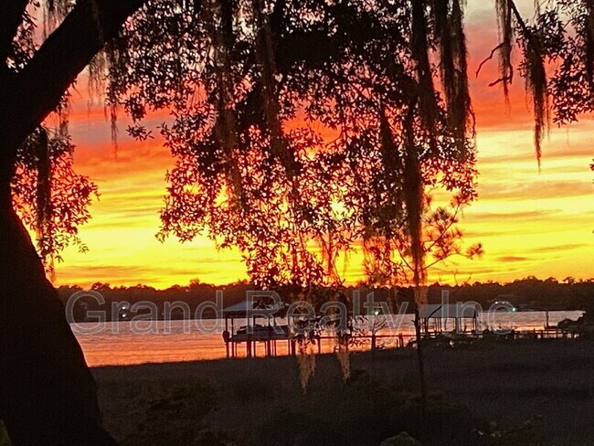 Foto del edificio - 7401 Bernadette Dr