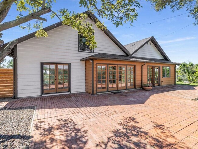 Foto del edificio - Amazing views at this 4 bedroom renovated Fallbrook home in a quiet neighborhood with a loft offi...