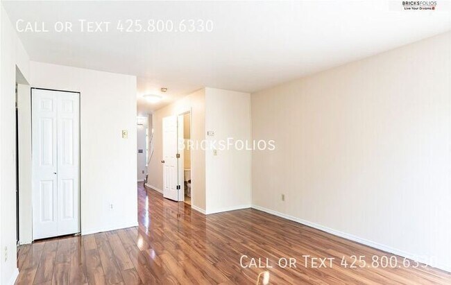 Foto del edificio - Bright & Modern End-Unit Townhome with Pool and Fitness Center