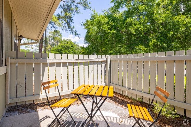 1BR, 1BA - 576SF - Porch - Winterwoods