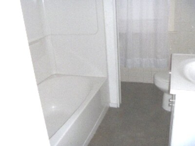 baño - 916 W 3rd St