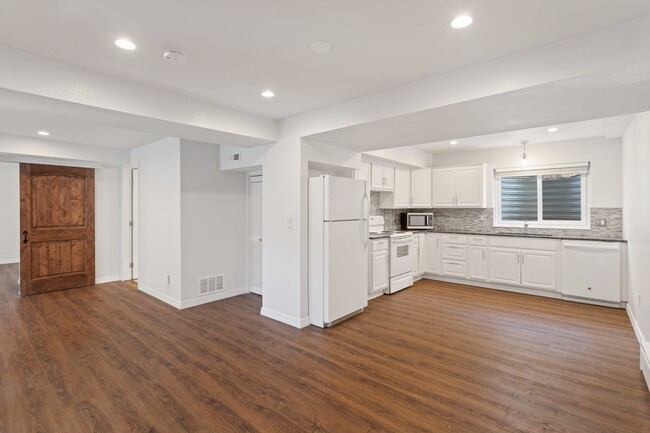 Building Photo - 6 W Brookside St