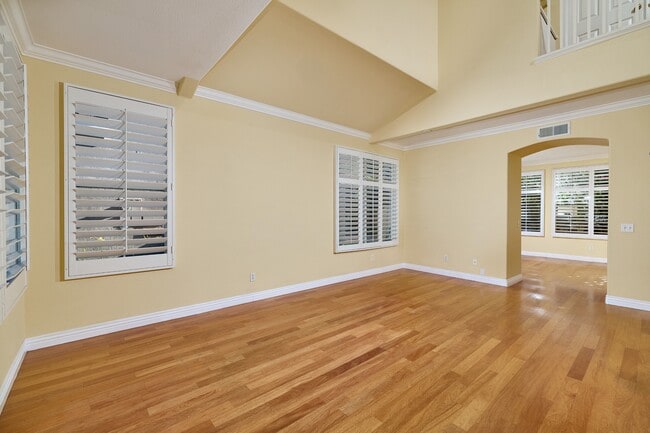 Building Photo - 1008 Cottage Way