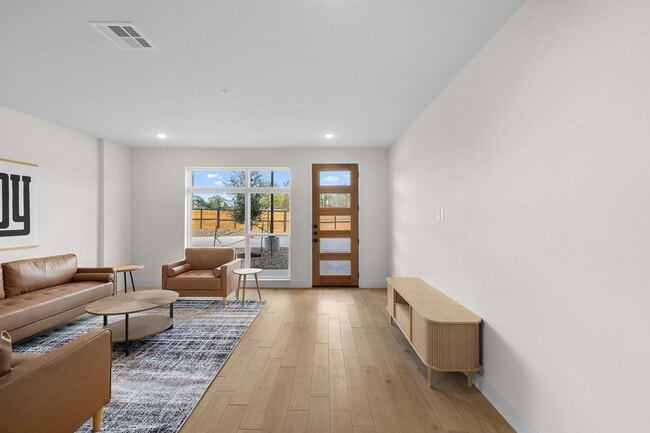 Building Photo - BRAND NEW 4 Bed/4 Bath Townhome Available for August Pre-Lease!