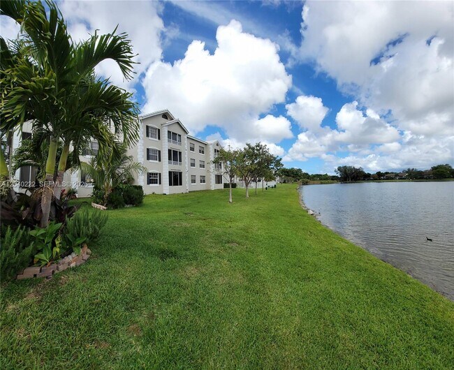 Foto del edificio - 2811 N Oakland Forest Dr
