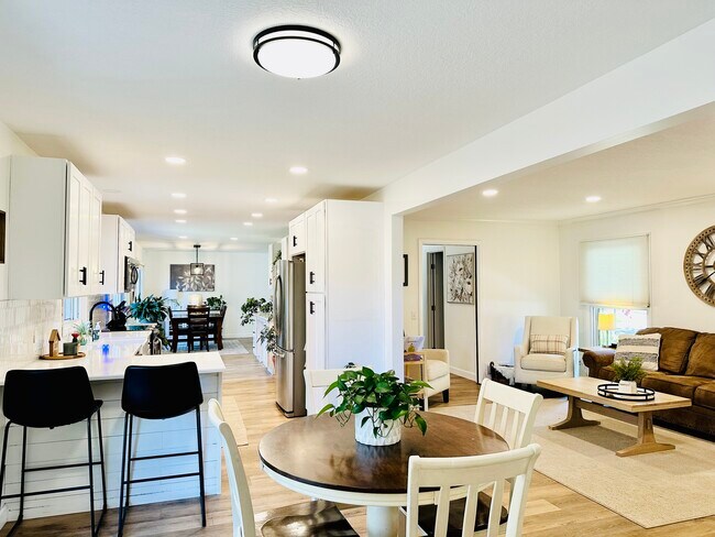 First Floor - 8 Applewood Ct W