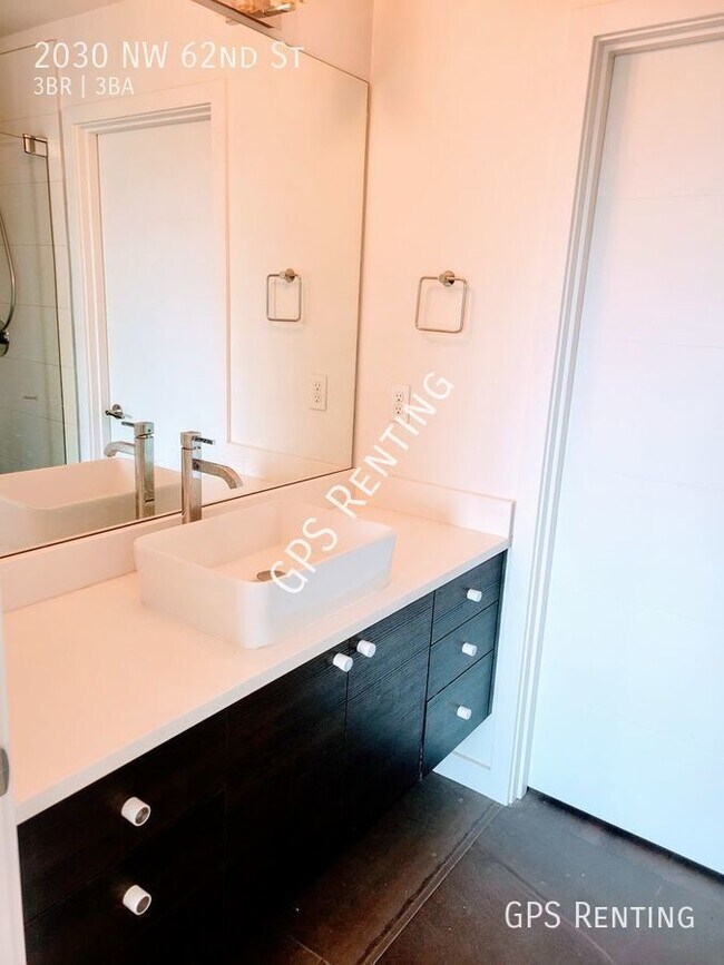 Foto del edificio - Light filled modern Townhome