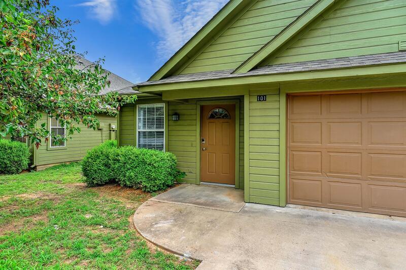 1026 W Coffin St, Denison, TX 75020 Condo for Rent in Denison, TX