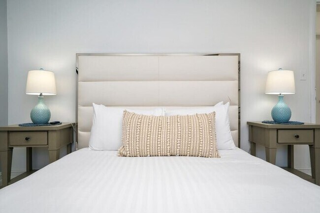 Foto del edificio - Blue Door Duplex- Cozy, Renovated, Parking
