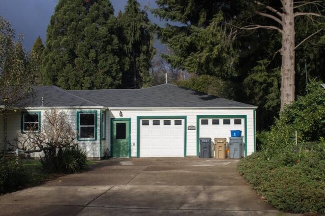 Building Photo - 605 SE Chester Ave