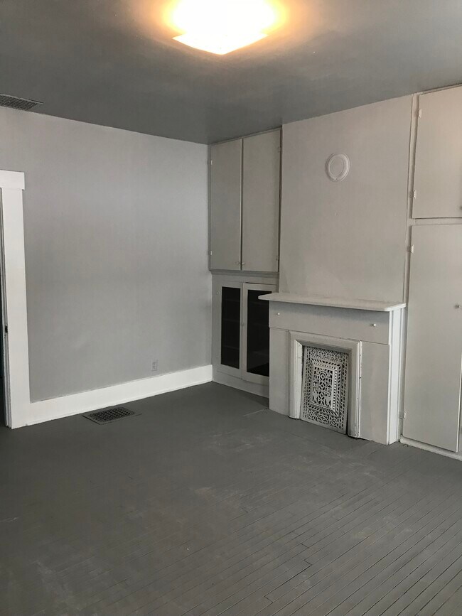 Dormitorio - 211 S Western Ave