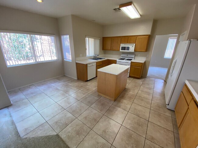 Building Photo - 4 bedroom/3 bath home located in Henderson