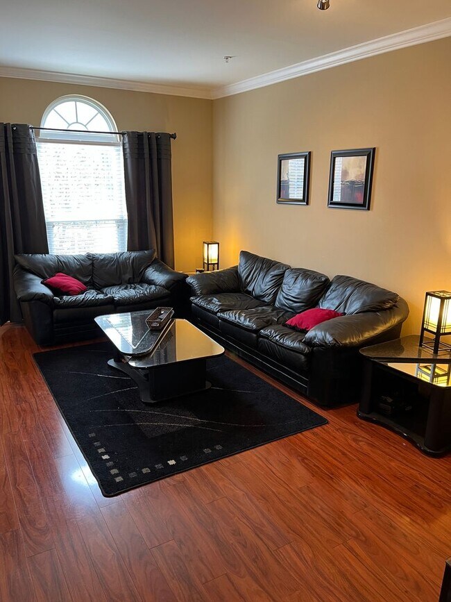 Foto del edificio - 3BR Townhome in Abingdon: Deck, Assigned Parking, Pool, Gym + W/D