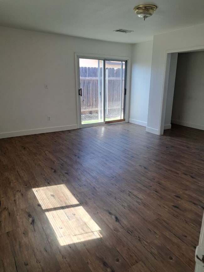 Building Photo - 1920 N 11th Ave