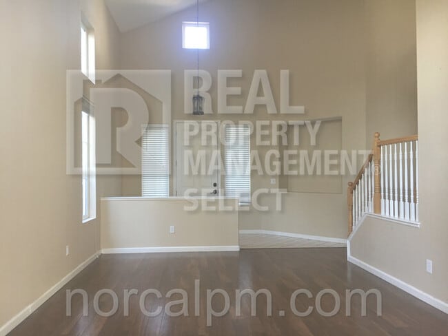 Building Photo - Beautiful 4 bed, 3 bath home in Roseville!