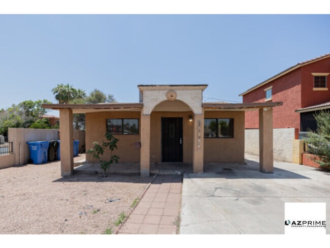 Foto del edificio - Discover this Charming 2/1 Phoenix Triplex...