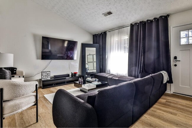 Foto del edificio - 3915 Basil Wy SW