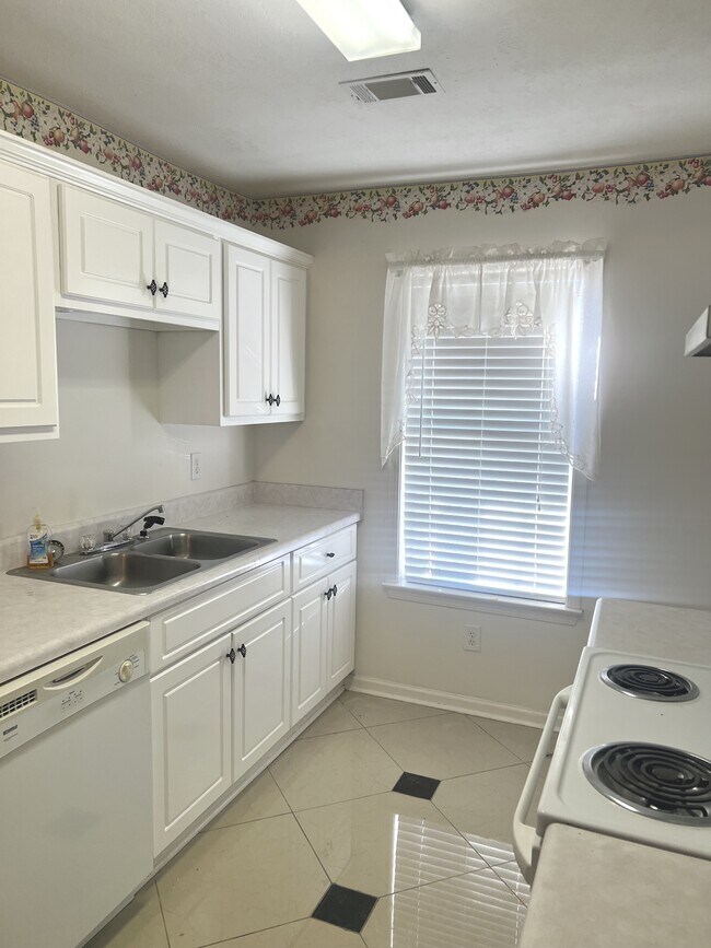 Foto del edificio - 107 Larkspur Ln