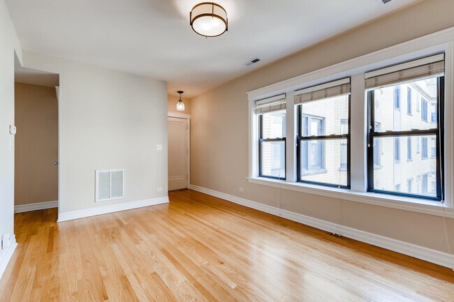 Living Room - 4613 N Paulina St