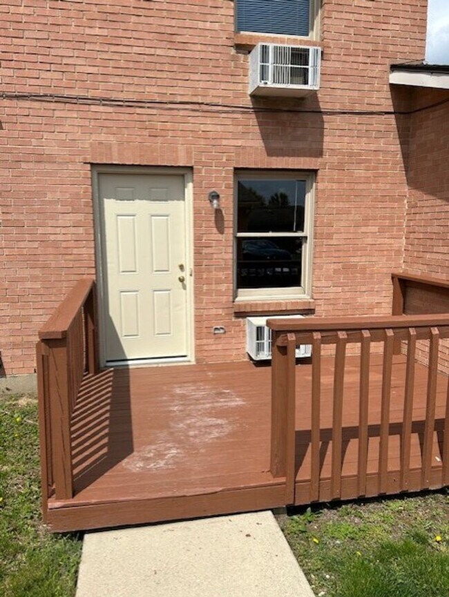 Building Photo - 2 Bedroom & 1.5 Bath Townhome with Garage ...