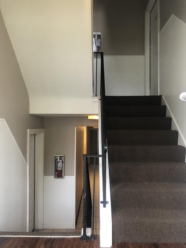 Building Photo - 848 Youngs Ln