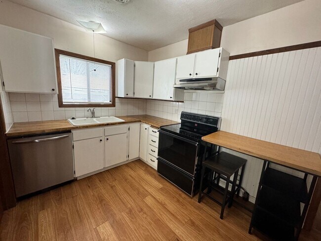 Foto del edificio - 2 Bedroom, 1 Bath with garage. Water and Sewer included in monthly rent!