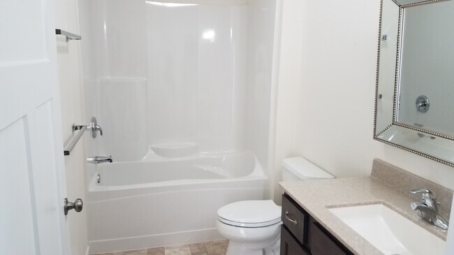 Tub/Shower in Guest Bath - 633 Jamestown Dr