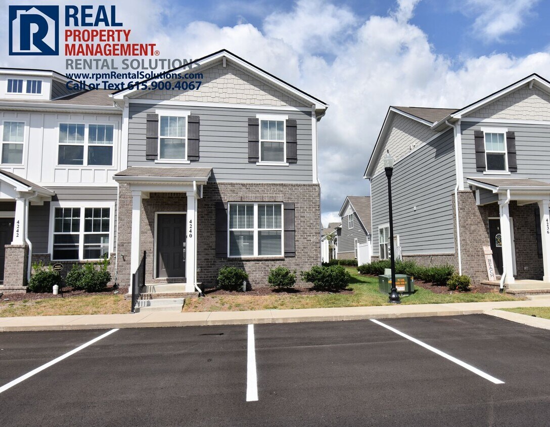 Foto principal - Beautiful 3 bedroom end unit townhome! Eas...