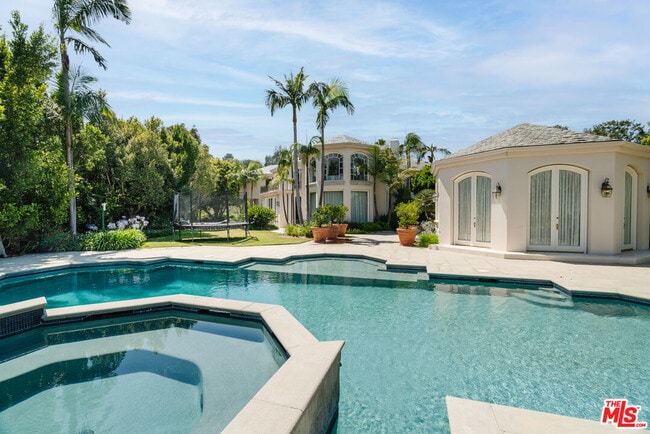 Foto del edificio - 24 Beverly Park Terrace