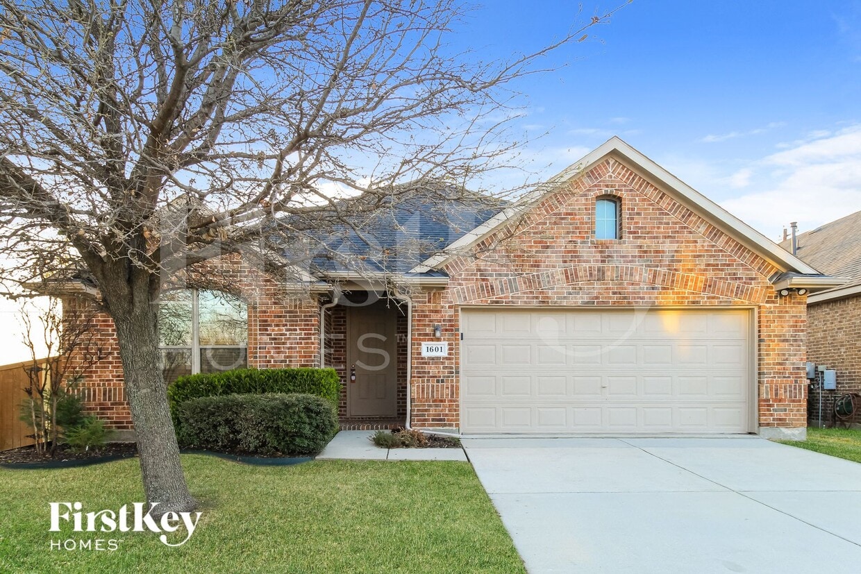 Foto principal - 1601 Lake Pine Dr