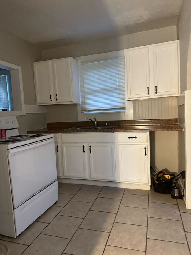 Building Photo - 2 bed 1 bath