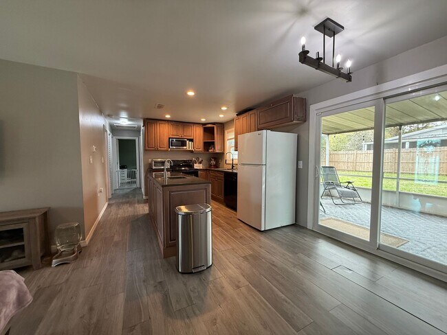 Foto del edificio - Spacious 4-bedroom, 2-bath pool home